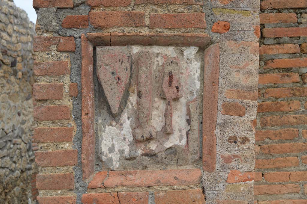 IX.1.5 Pompeii. March 2018. Plaque on south pilaster of doorway, with IX.1.6, on right.
Foto Taylor Lauritsen, ERC Grant 681269 DCOR.
