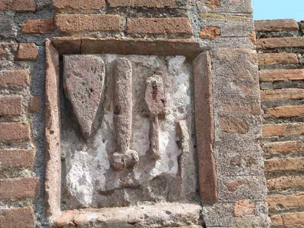 IX.1.5 Pompeii. May 2010. Plaque for toolmakers, on south side of entrance.