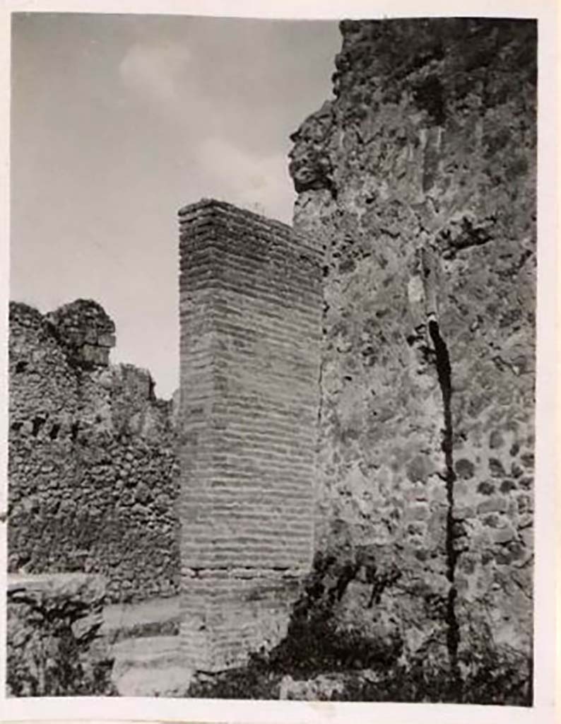 IX.1.6 Pompeii. Pre-1943. Looking towards north-west corner of bar room. Photo by Tatiana Warscher.
Warscher wrote 
A thermopolium follows (on Via Stabiana) with sales-bench, the stairs to the upper rooms, the latrine below, a hearth, and followed by two steps up to a spacious room, used by the clients.
The remains of a terracotta pipe on the wall was always proof that there existed rooms on the upper floor.
See Warscher, T. Codex Topographicus Pompeianus, IX.1. (1943), Swedish Institute, Rome. (no.24), p. 41.
