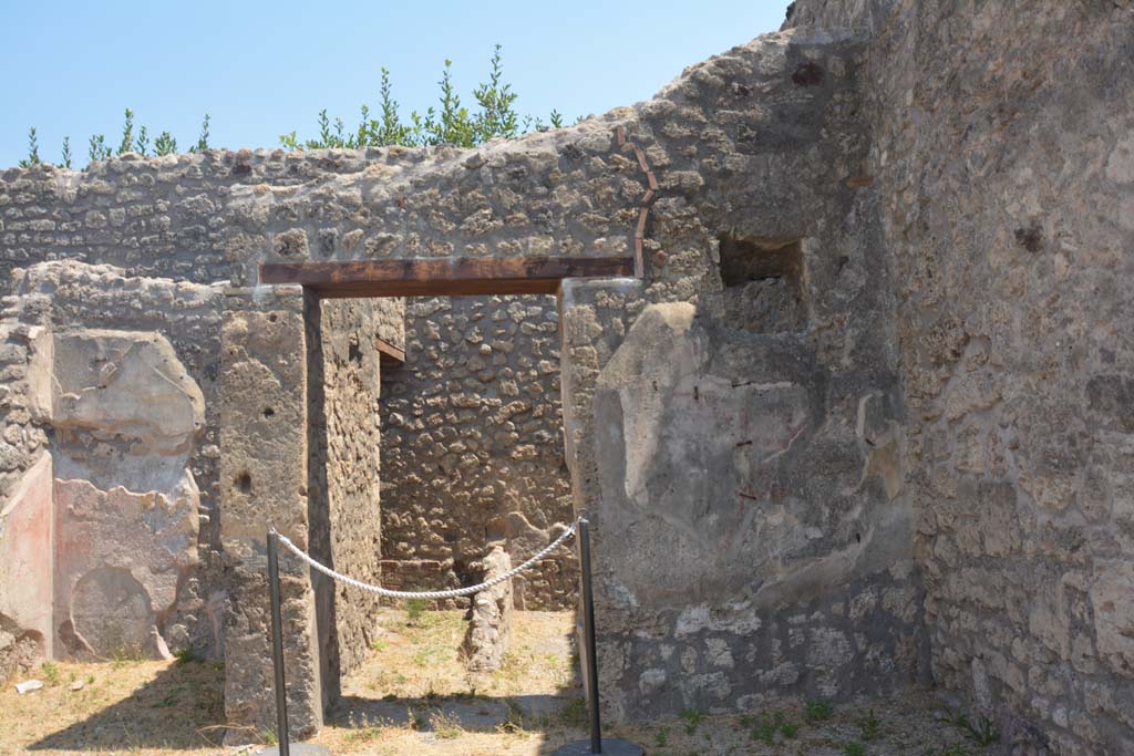 IX.1.7 Pompeii. July 2017. Looking east to doorway to room in south-east corner of atrium.
Foto Annette Haug, ERC Grant 681269 DÉCOR.
