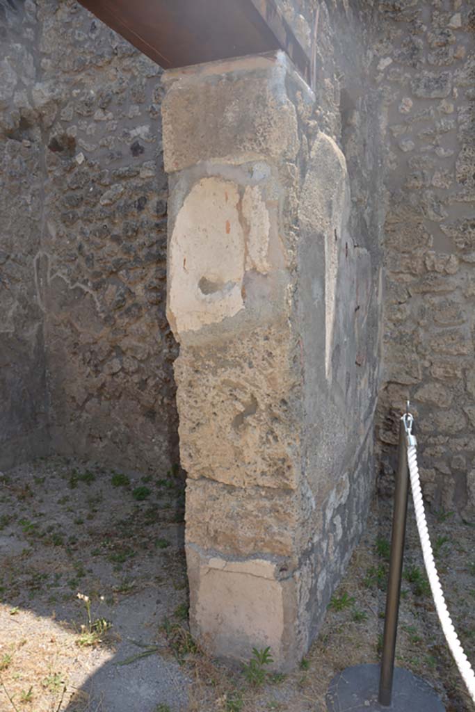 IX.1.7 Pompeii. July 2017. Room in south-east corner of atrium, detail of south side of doorway.
Foto Annette Haug, ERC Grant 681269 DÉCOR.
