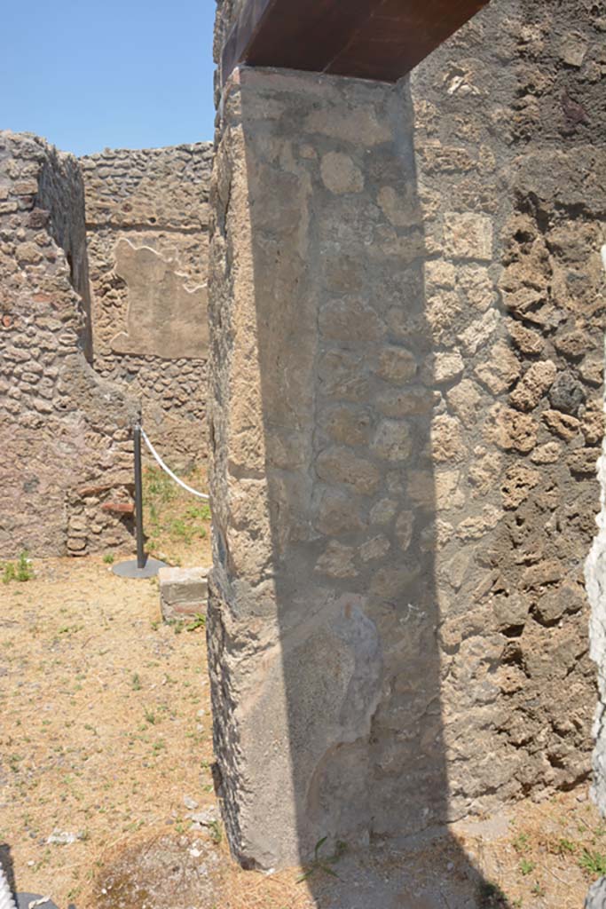 IX.1.7 Pompeii. July 2017. Room in south-east corner of atrium, detail of north side of doorway.
Foto Annette Haug, ERC Grant 681269 DÉCOR.
