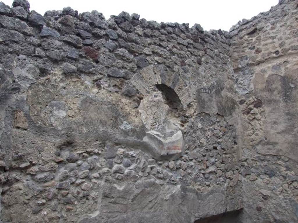 IX.1.7 Pompeii.  December 2007.  Cubiculum.  West wall with circular window over looking garden area.
