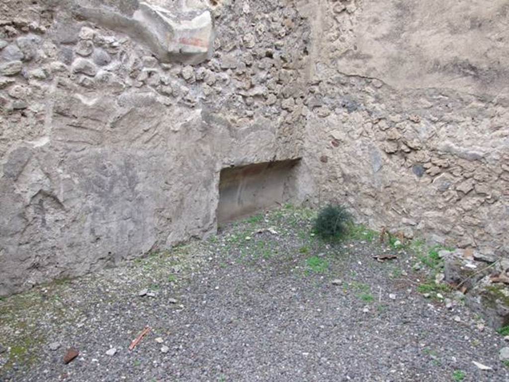 IX.1.7 Pompeii. December 2007. Cubiculum, recess in west wall. According to PPP, on the west wall the zoccolo/plinth would have been black. The central panel of the middle zone would have been red, with black side panels.
See Bragantini, de Vos, Badoni, 1986. Pitture e Pavimenti di Pompei, Parte 3. Rome: ICCD. (p.386)
