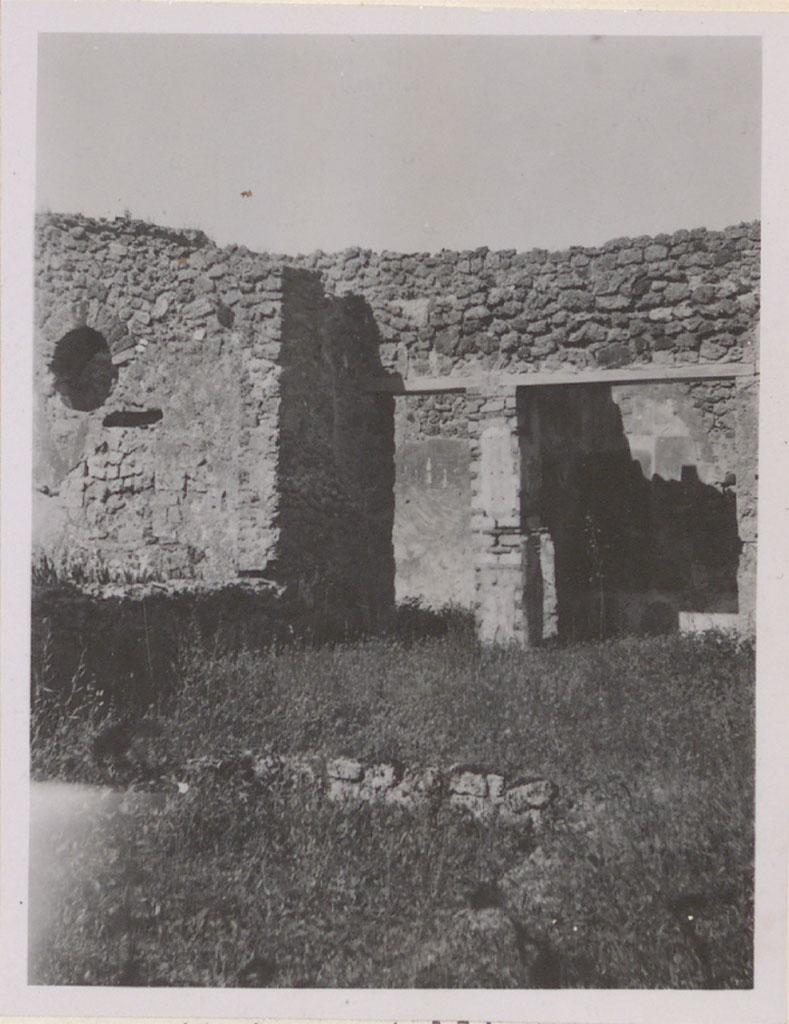 IX.1.7 Pompeii. Pre 1942. Looking towards north-west corner of atrium.
Doorway to cubiculum, on left; doorway to small tablinum, on right. 
See Warscher, T. 1942. Catalogo illustrato degli affreschi del Museo Nazionale di Napoli.Sala LXXIX. Vol.1. Rome, Swedish Institute
