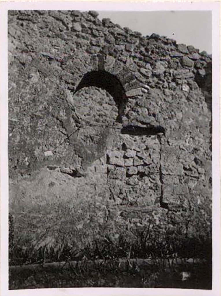 IX.1.7 Pompeii. Pre-1943. Circular window in east wall of garden area. Photo by Tatiana Warscher.
See Warscher, T. Codex Topographicus Pompeianus, IX.1. (1943), Swedish Institute, Rome. (no. 33), p. 52.
