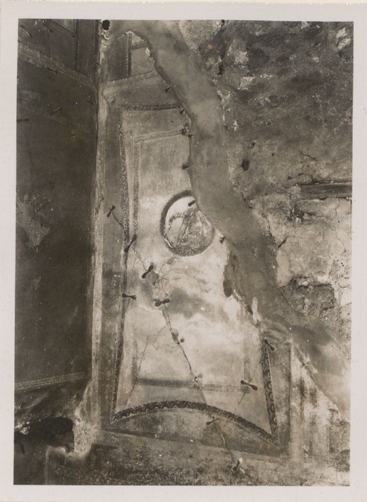 IX.1.7 Pompeii. Pre-1942. Panel on west wall in south-west corner.
On the west wall the panel represents drapery stretched out, with a medallion in the middle.
On the south wall is the panel with Nike (see my (Warscher’s)Codex IX.1).
(Sulla parete occidentale il pannello rappresenta un panneggio steso con un medaglione al centro. 
Sulla parete sud era il pannello con Nike (vedi il mio codice IX.1). 
See Warscher, T. 1942. Catalogo illustrato degli affreschi del Museo Nazionale di Napoli. Sala LXXIX. Vol.1. Rome, Swedish Institute
