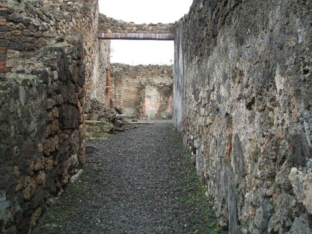 IX.1.7 Pompeii.   December 2004.  Entrance fauces. Looking east.