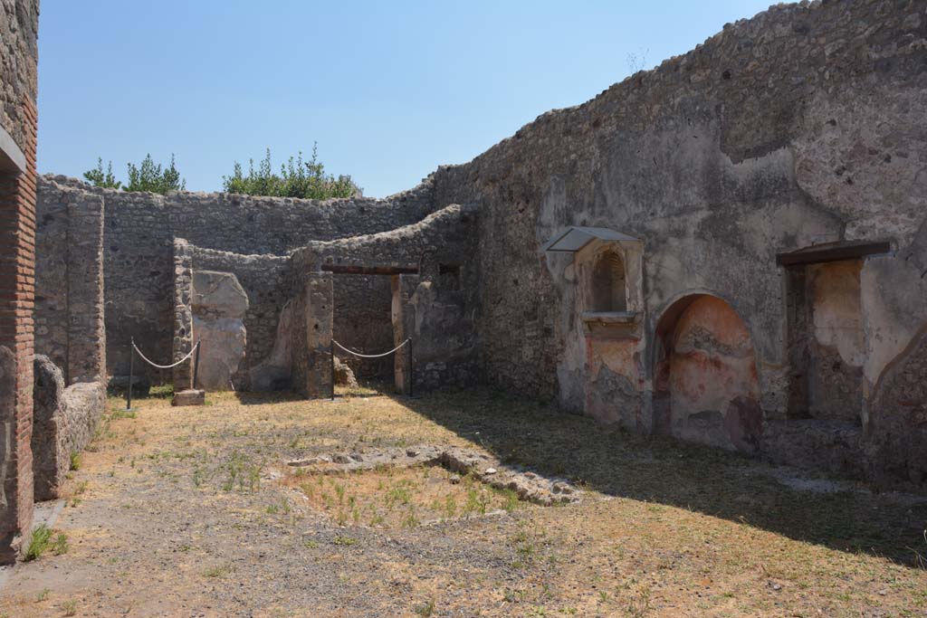 IX.1.7 Pompeii. July 2017. Looking east across impluvium in atrium.
Foto Annette Haug, ERC Grant 681269 DÉCOR.
