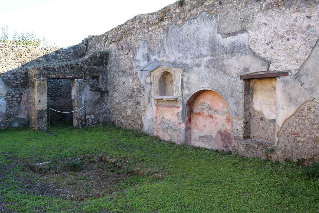 IX.1.7 Pompeii. December 2018. Looking east along south wall of atrium. Photo courtesy of Aude Durand.