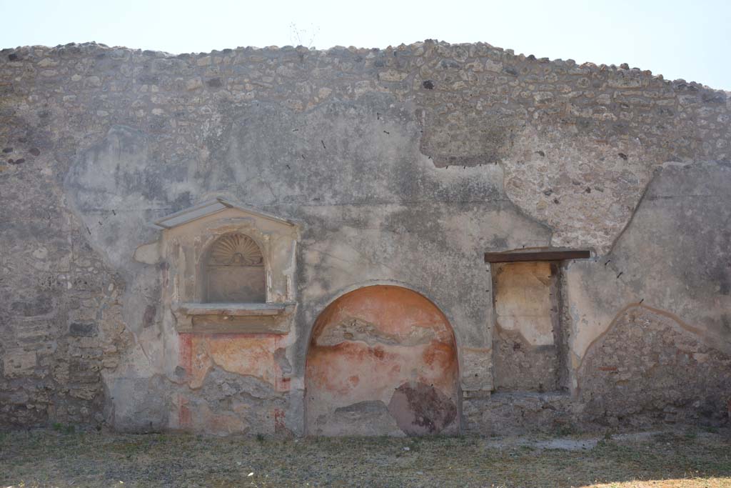 IX.1.7 Pompeii. July 2017. Looking towards south wall of atrium with three niches/recesses.
Foto Annette Haug, ERC Grant 681269 DÉCOR.

