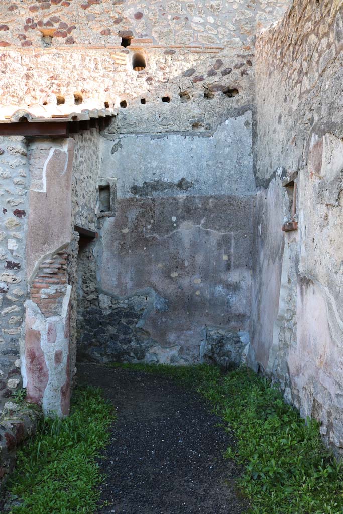 IX.1.12 Pompeii. December 2018. 
Looking east along south portico of peristyle. Photo courtesy of Aude Durand.
