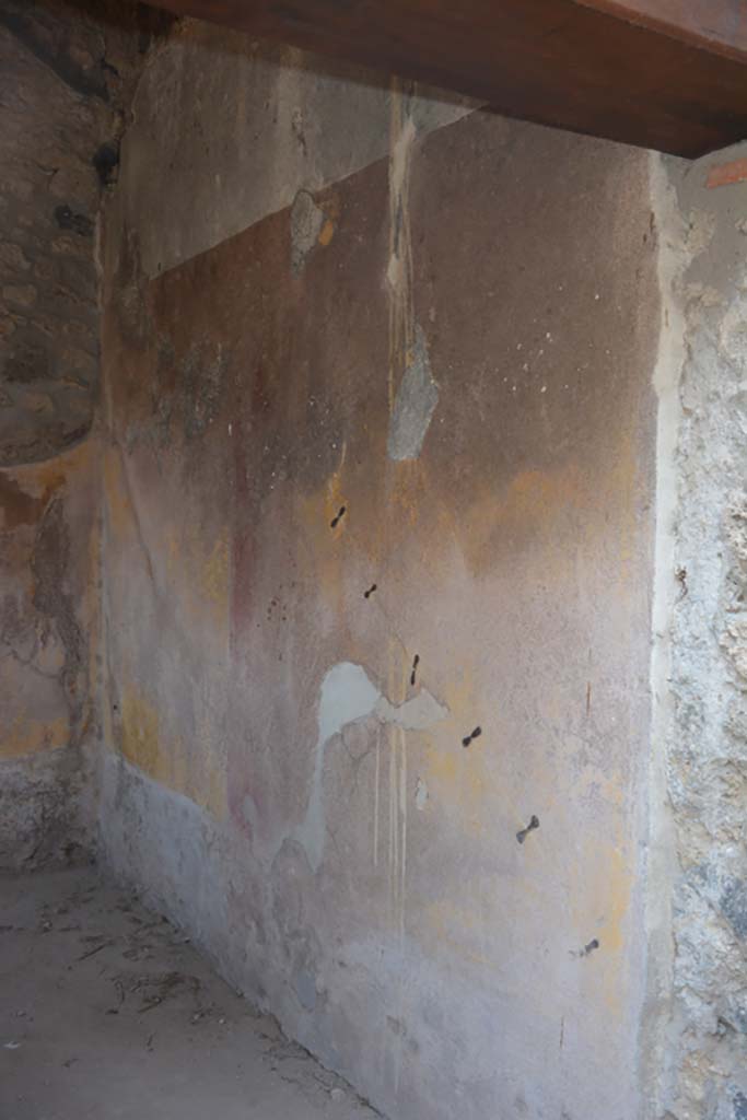 IX.1.12 Pompeii. July 2017. Looking towards east wall of cubiculum on east side of peristyle.
Foto Annette Haug, ERC Grant 681269 DÉCOR.
