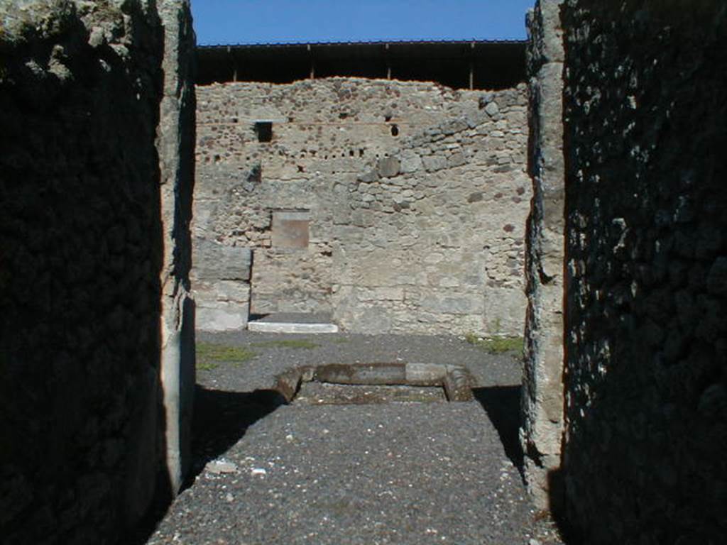 IX.1.12 Pompeii. Looking east across atrium from entrance. September 2004.