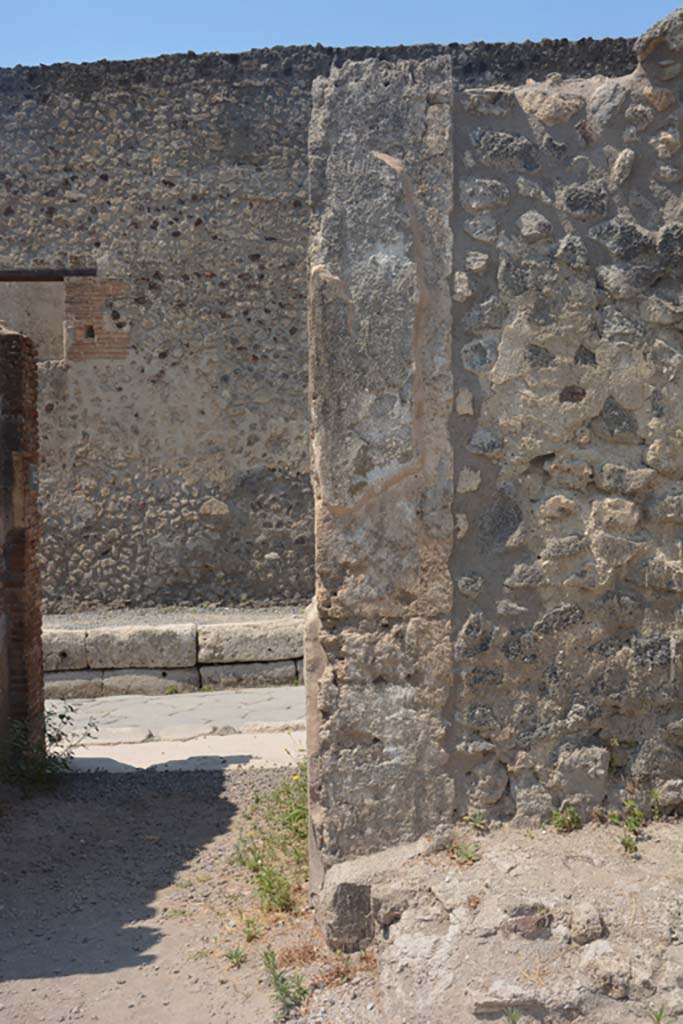 IX.1.12 Pompeii. July 2017. 
Looking towards north side of entrance corridor in west wall of atrium.
Foto Annette Haug, ERC Grant 681269 DÉCOR.
