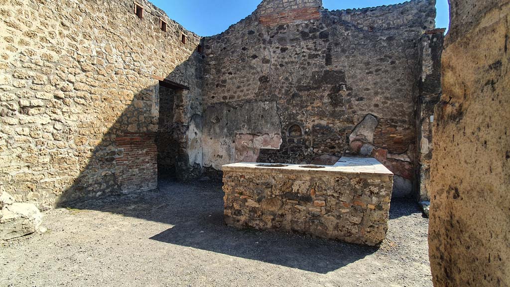 IX.1.15, Pompeii. July 2021. 
Looking east through doorway on Via Stabiana, with doorway at IX.1.16, on Via dell’Abbondanza, on right.
Foto Annette Haug, ERC Grant 681269 DÉCOR.
