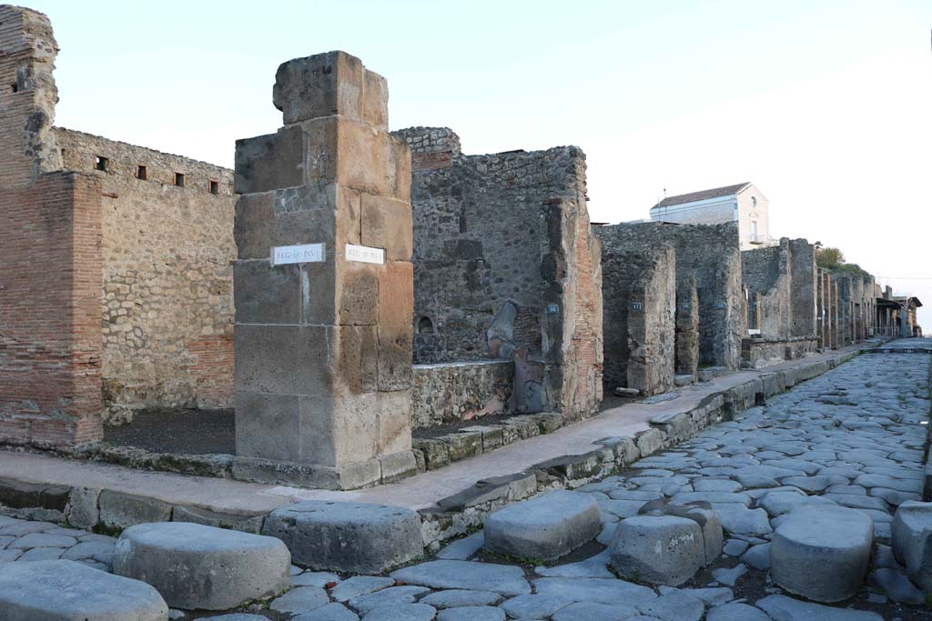 IX.1.16 Pompeii entrance with IX.1.15 to left. December 2018. 
Looking east from Holconius’ crossroads at junction of Via dell’Abbondanza, on right, and Via Stabiana, on left.
Photo courtesy of Aude Durand.

