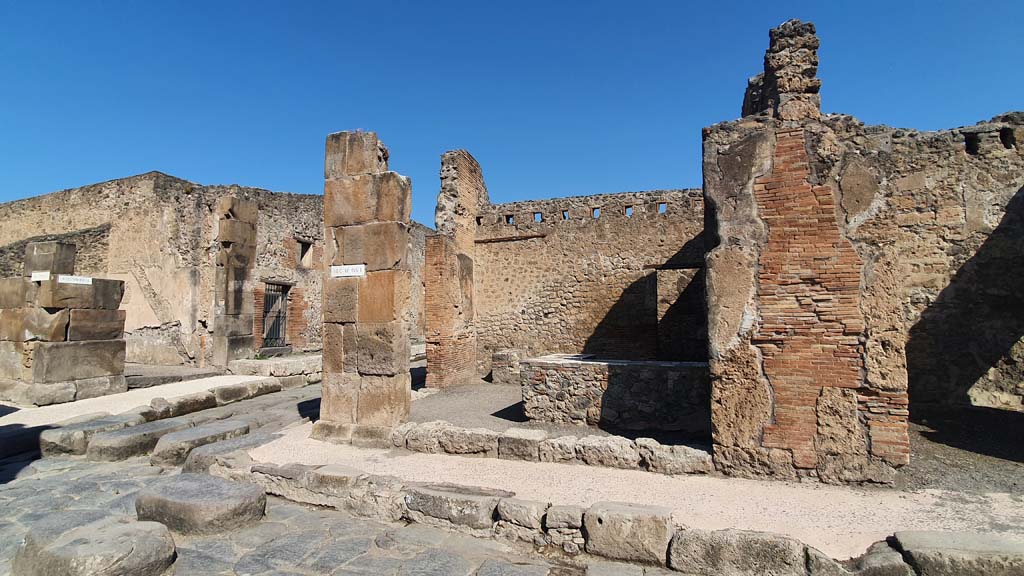 IX.1.16, Pompeii. July 2021. Looking north to entrance doorway on Via dell’Abbondanza, with Via Stabiana, on left. 
Foto Annette Haug, ERC Grant 681269 DÉCOR.
