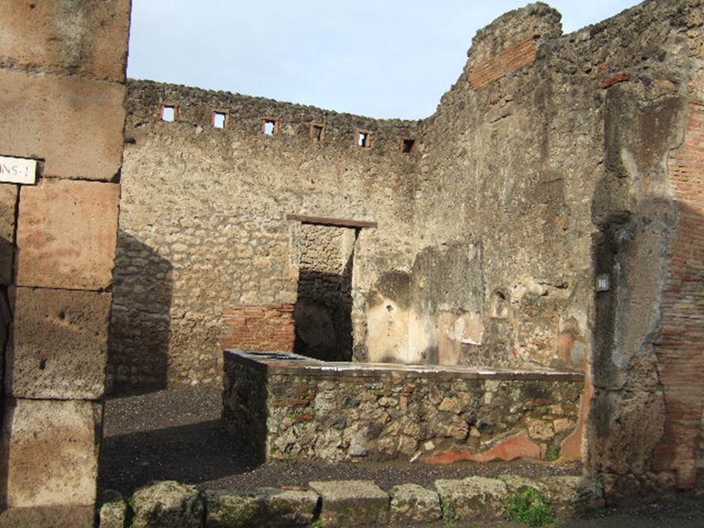 IX.1.16  Pompeii.  December 2005.  Entrance and counter.