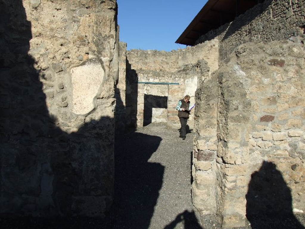 IX.1.18 Pompeii. December 2006. Looking north across yard from vestibule.