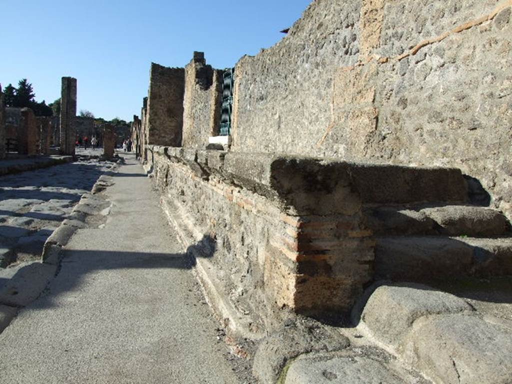 IX.1.20 Pompeii.  December 2006.  Podium looking west along Via dell’ Abbondanza.