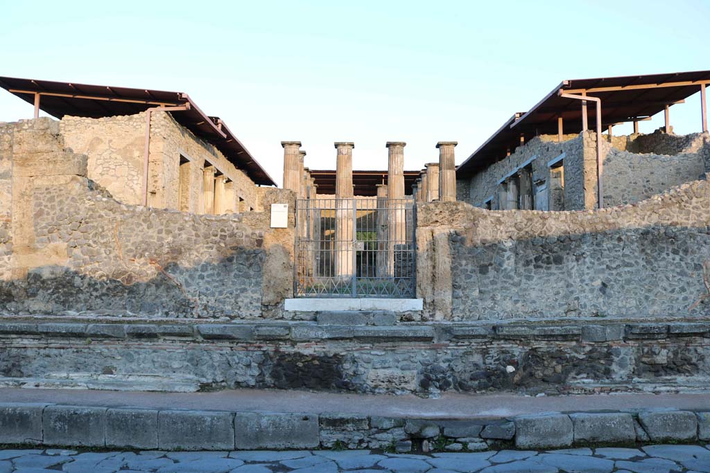 IX.1.20 Pompeii. December 2018. Looking north towards entrance doorway. Photo courtesy of Aude Durand.