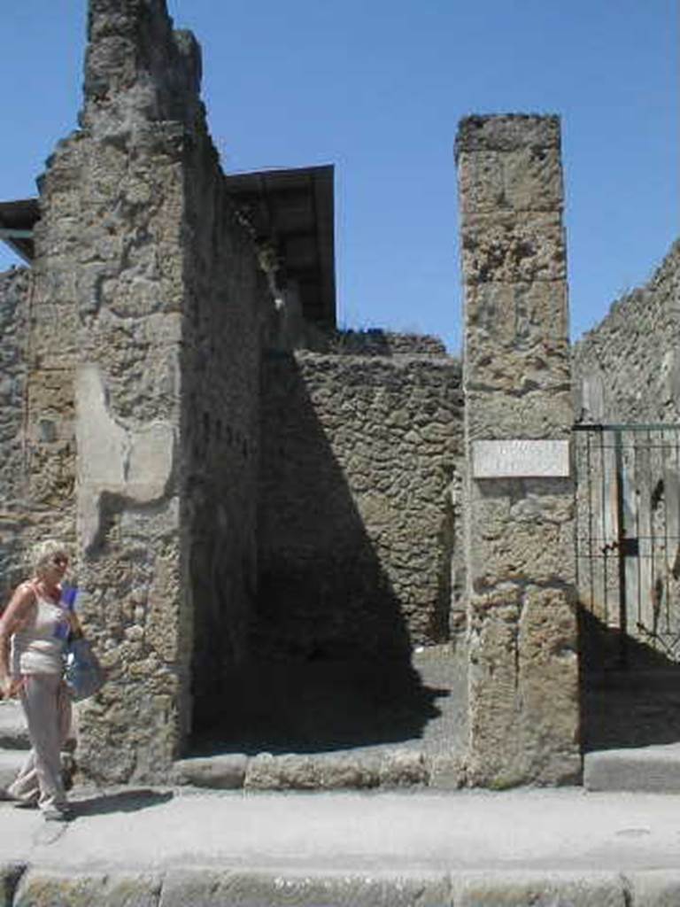 IX.1.21 Pompeii. May 2005. Entrance on Via dellAbbondanza.
According to Della Corte, this graffiti was found on the left of the entrance

(C. Cuspius)  Proculus  rog(at)   [CIL IV 1067a]

See Della Corte, M., 1965.  Case ed Abitanti di Pompei. Napoli: Fausto Fiorentino. (p.249)


