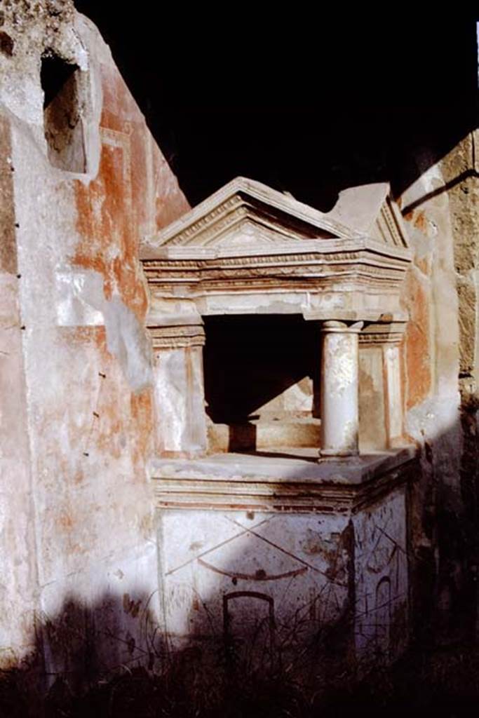 IX.1.22 Pompeii. 1968. Room 1, atrium with household shrine in south-east corner. Photo by Stanley A. Jashemski.
Source: The Wilhelmina and Stanley A. Jashemski archive in the University of Maryland Library, Special Collections (See collection page) and made available under the Creative Commons Attribution-Non Commercial License v.4. See Licence and use details.
J68f0650
