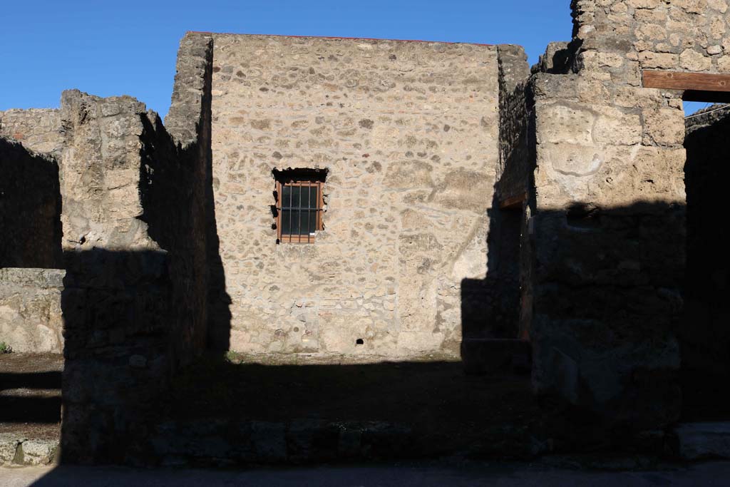 IX.1.25 Pompeii. December 2018. Looking north towards entrance doorway. Photo courtesy of Aude Durand.

