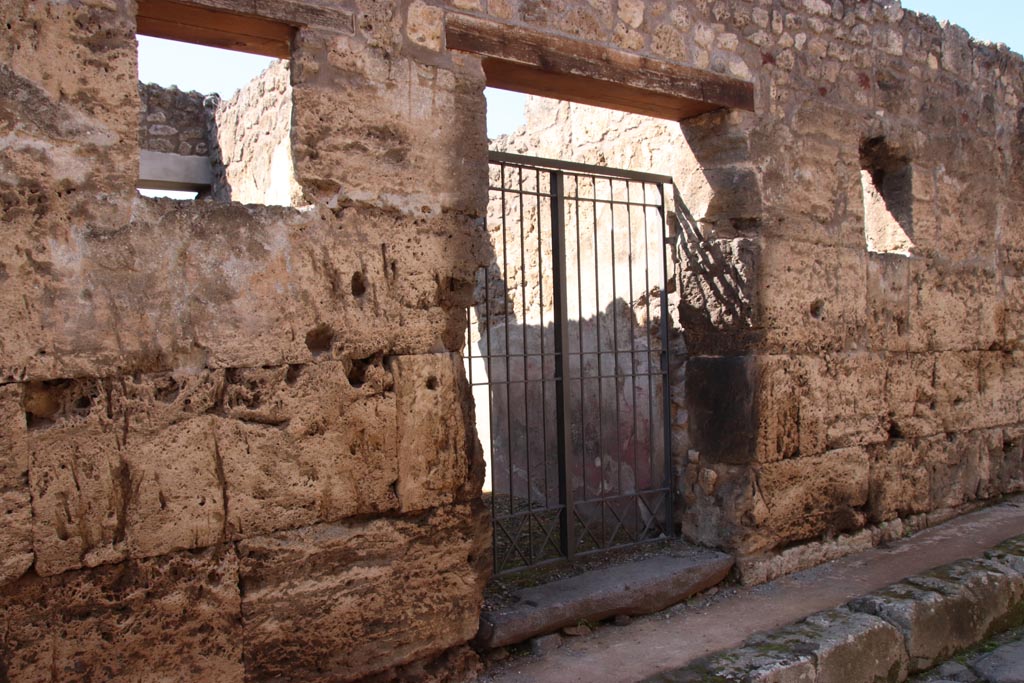 IX.1.29 Pompeii. October 2022. 
Looking north-west towards entrance doorway on west side of Vicolo di Tesmo. Photo courtesy of Klaus Heese. 
