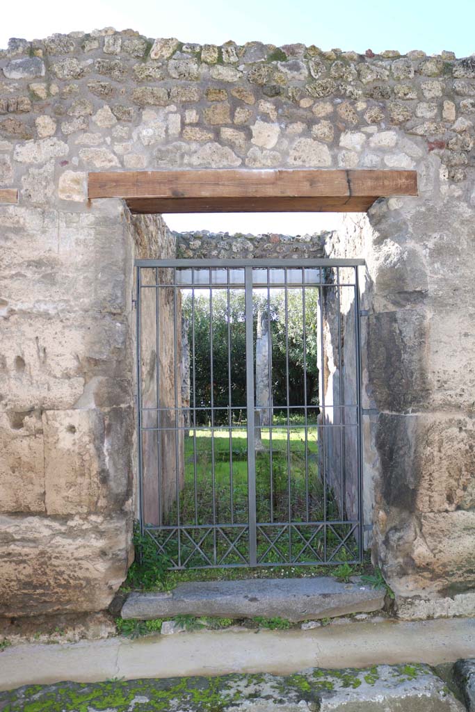 IX.1.29 Pompeii. December 2018. 
Looking west to entrance doorway. Photo courtesy of Aude Durand.
