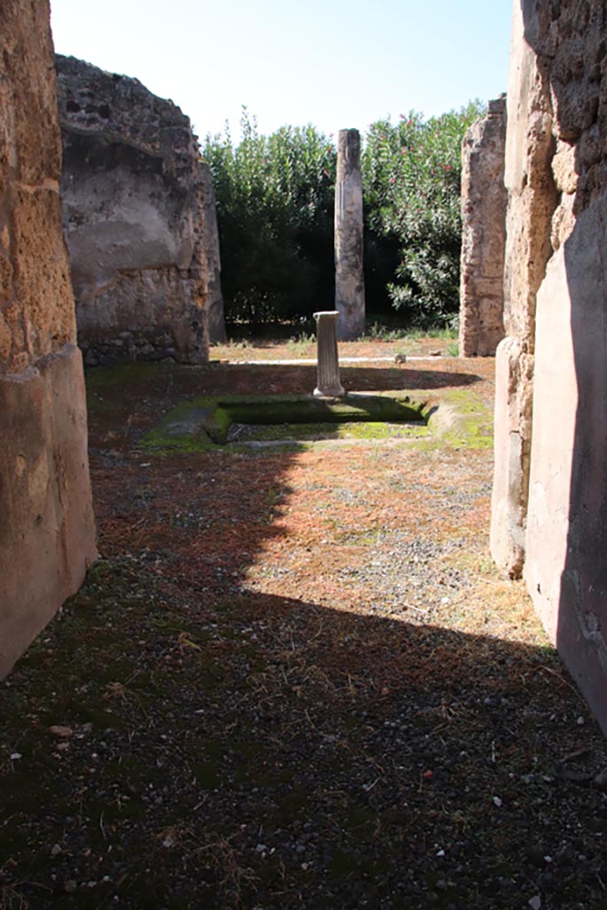 IX.1.29 Pompeii. October 2022. 
Looking west along entrance corridor/fauces towards atrium. Photo courtesy of Klaus Heese. 
