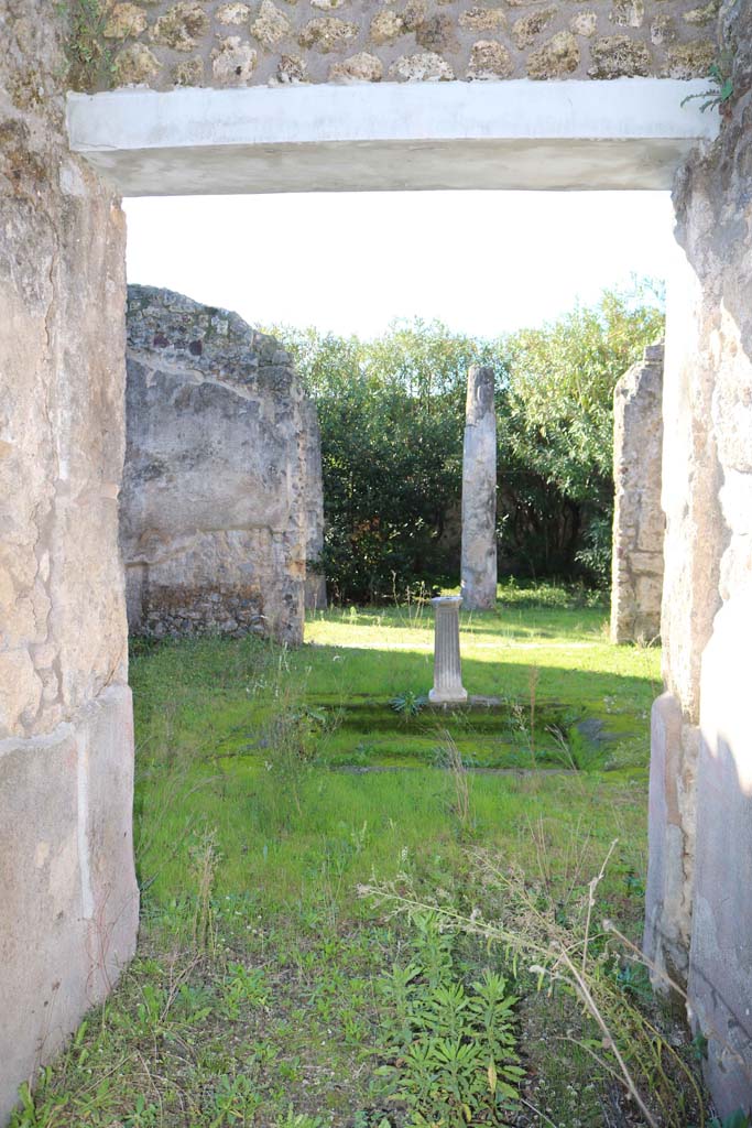 IX.1.29, Pompeii. December 2018. Looking west along entrance corridor towards atrium. Photo courtesy of Aude Durand.