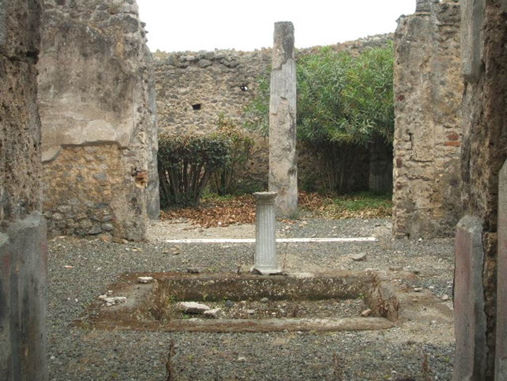 IX.1.29 Pompeii. May 2005. Looking west from entrance across atrium and peristyle.