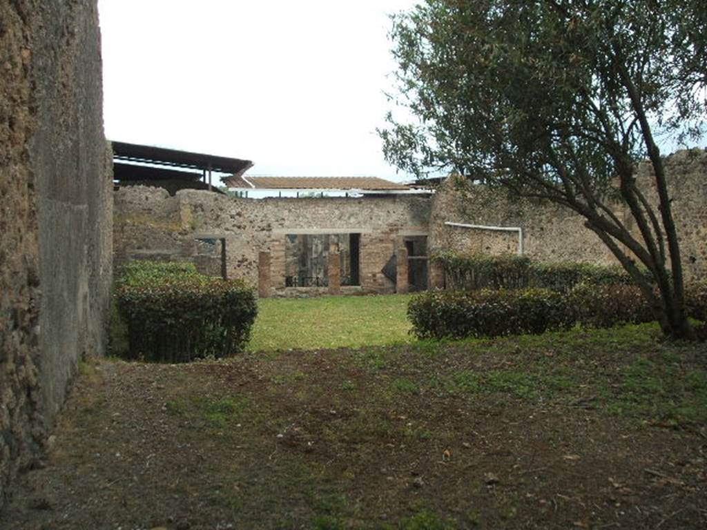 IX.1.30 Pompeii. May 2005. Looking south across garden area towards tablinum.