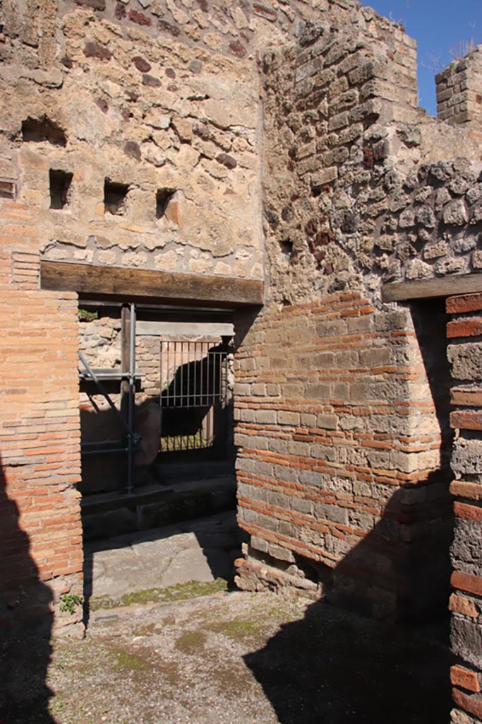 IX.1.31 Pompeii. October 2022. 
Looking north to entrance doorway, and to kitchen, on right. Photo courtesy of Klaus Heese
