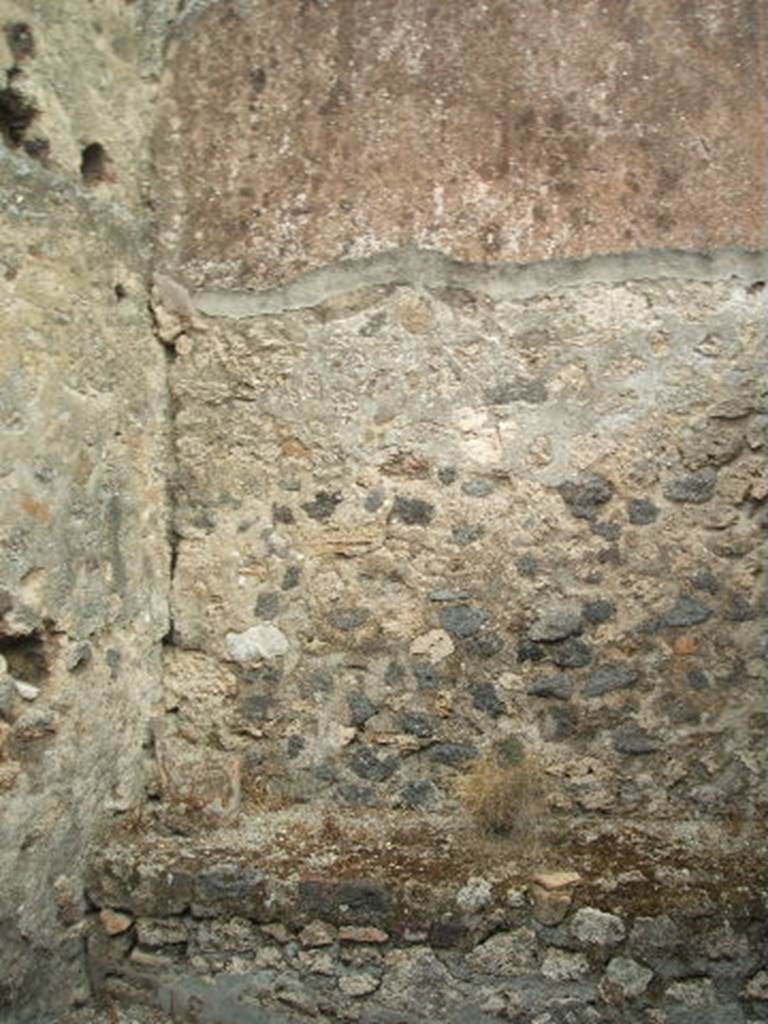 IX.1.31 Pompeii. May 2005. East wall of kitchen with remains of bench or hearth.