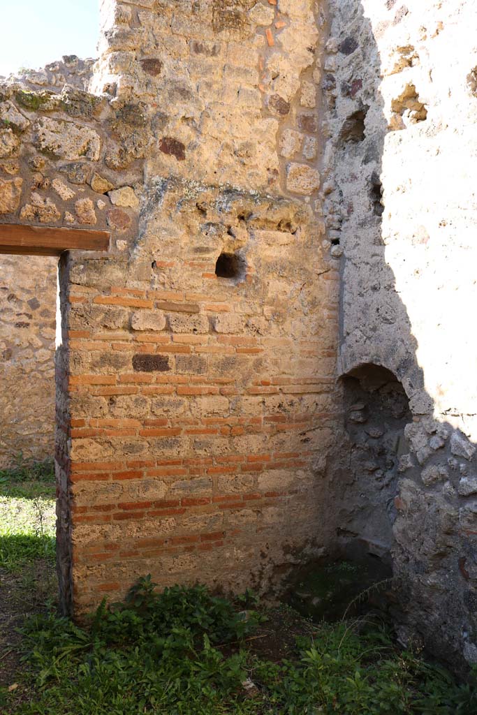 IX.1.31 Pompeii. December 2018. Looking towards north-west corner of kitchen with niche/latrine. Photo courtesy of Aude Durand.