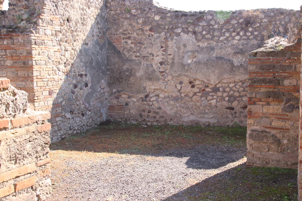 IX.1.32 Pompeii. October 2022. Looking south across atrium towards tablinum. Photo courtesy of Klaus Heese