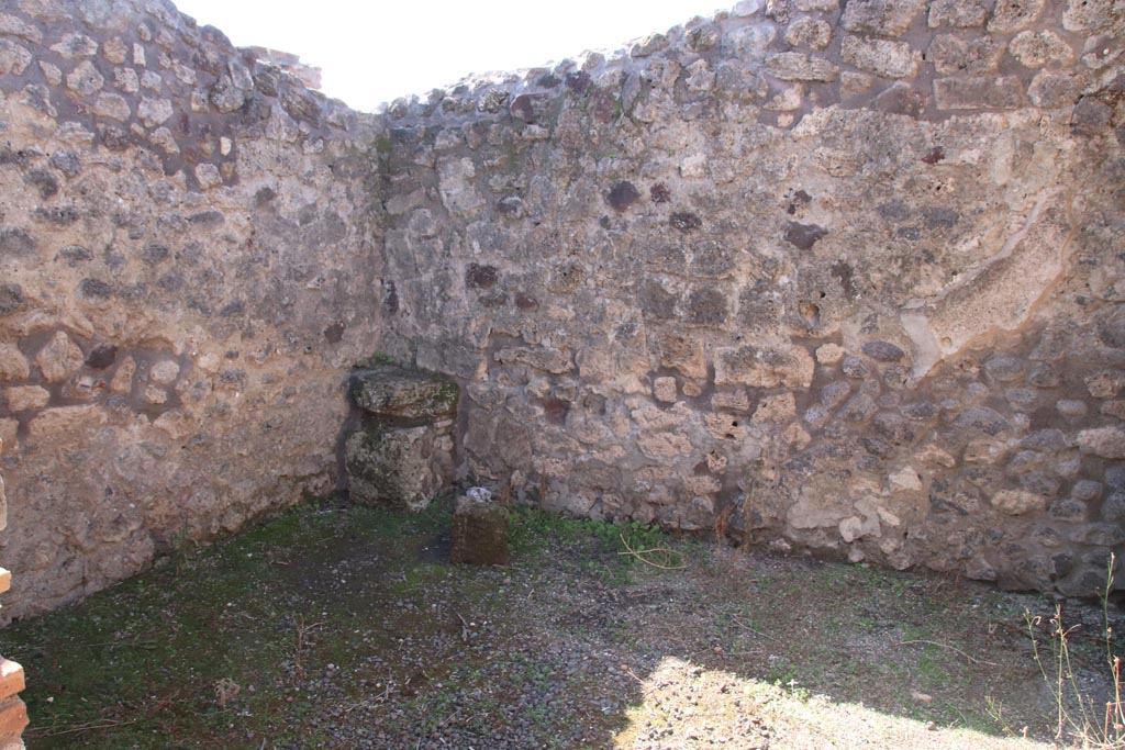 IX.1.32 Pompeii. October 2022. Looking south-west across room in south-west corner of atrium. Photo courtesy of Klaus Heese