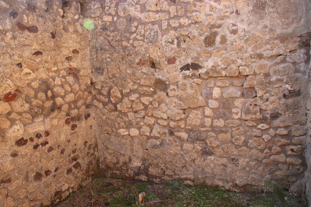 IX.1.32 Pompeii. October 2022. Triclinium, looking towards south-west corner and west wall. Photo courtesy of Klaus Heese