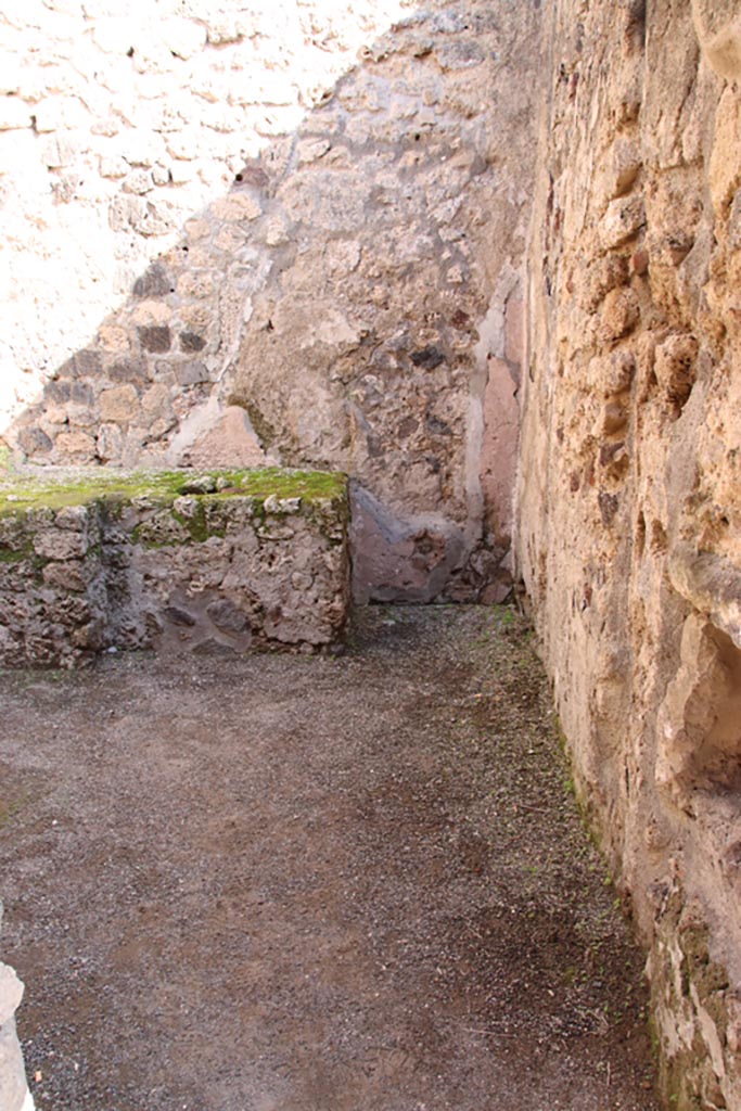 IX.1.33 Pompeii. October 2022. Looking east towards south-east corner. Photo courtesy of Klaus Heese