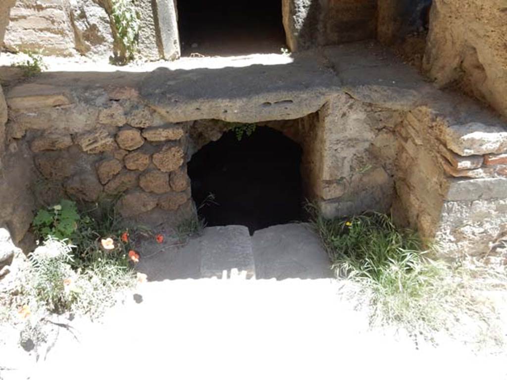 IX.1.33 Pompeii. May 2017. Detail of area below oven. Photo courtesy of Buzz Ferebee.