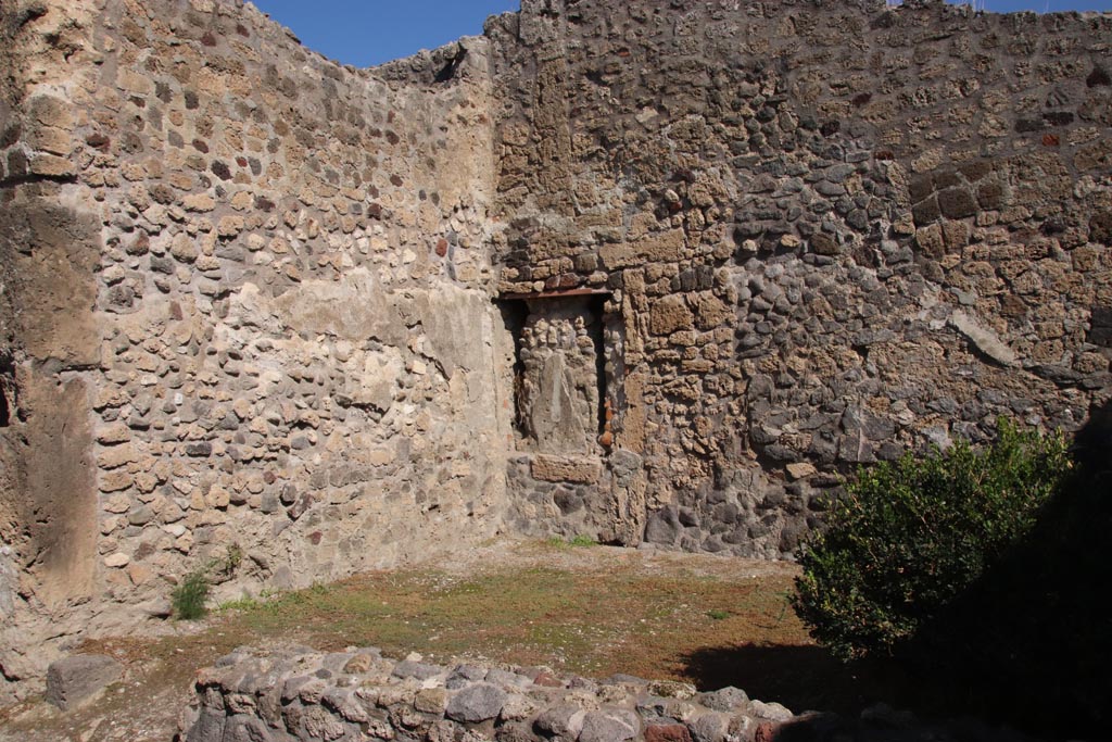 IX.1.33 Pompeii. October 2022. Looking north-east across room on south side of oven. Photo courtesy of Klaus Heese