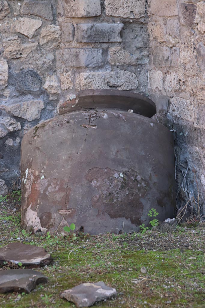 IX.1.33 Pompeii. October 2022. 
Terracotta vessel in south-east corner. Photo courtesy of Klaus Heese
