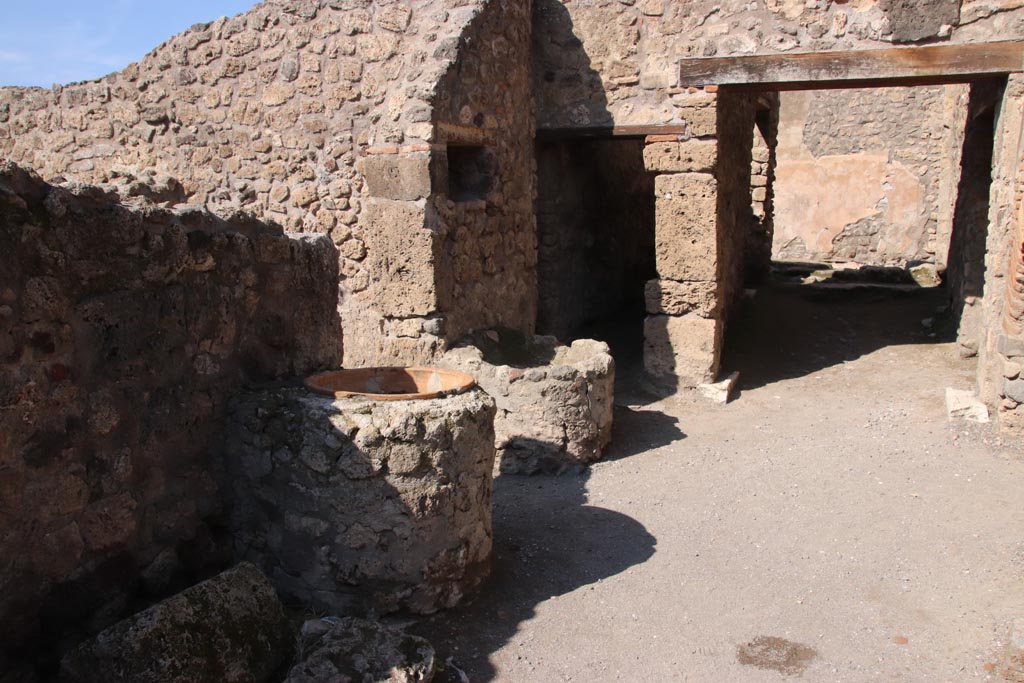 IX.1.33 Pompeii. October 2022. Looking north towards rear side entrance from bakery. Photo courtesy of Klaus Heese

