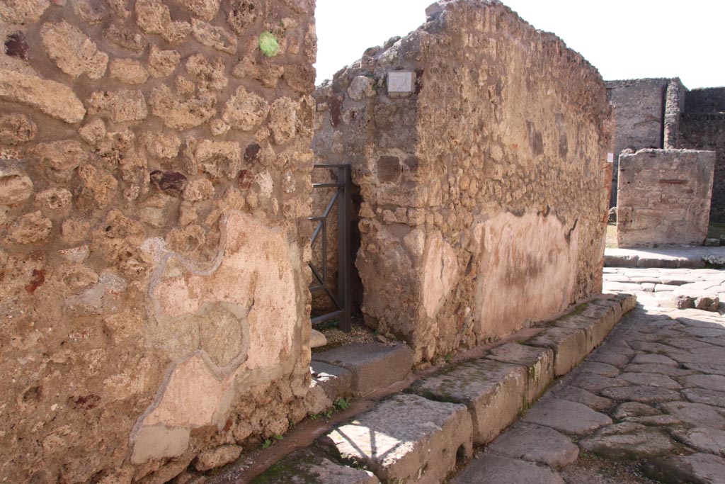 IX.1.34 Pompeii. October 2022. 
Looking west towards entrance doorway on south side of Vicolo di Balbo. Photo courtesy of Klaus Heese
