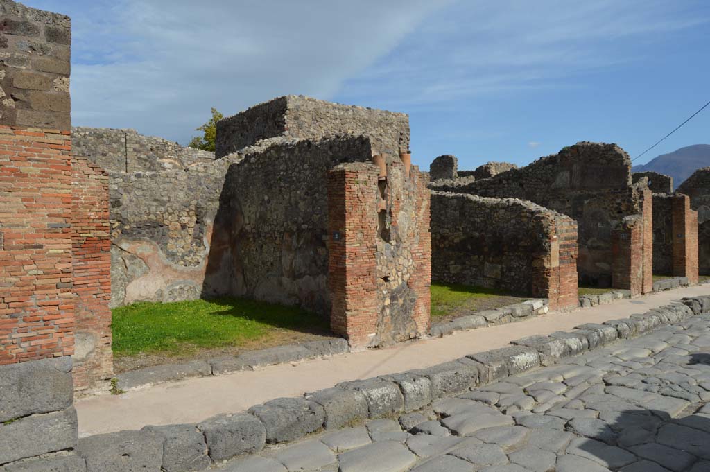 IX.2.2, on left, with pilaster between IX.2.3, centre right. March 2018. Looking south along east side of Via Stabiana.
Foto Taylor Lauritsen, ERC Grant 681269 DCOR.
