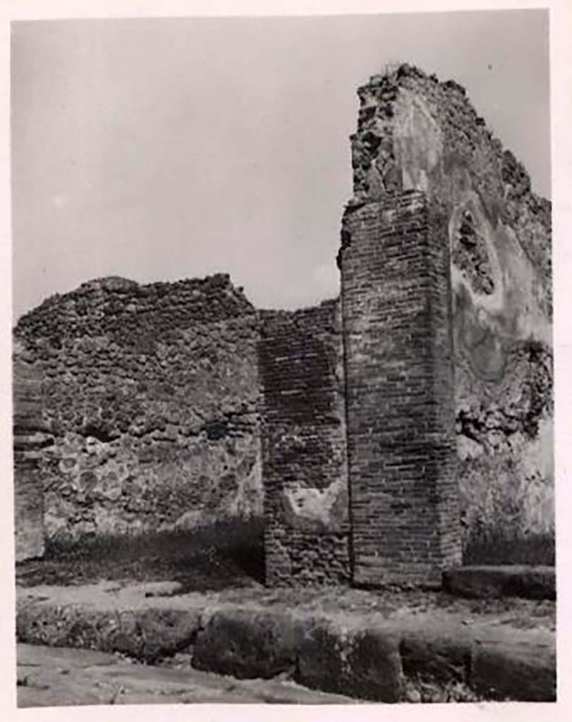 IX.2.4 Pompeii, on left. Pre-1943. Pilaster between IX.2.4 and IX.2.5. Photo by Tatiana Warscher.
See Warscher, T. Codex Topographicus Pompeianus, IX.2. (1943), Swedish Institute, Rome. (no.8), p. 15.
