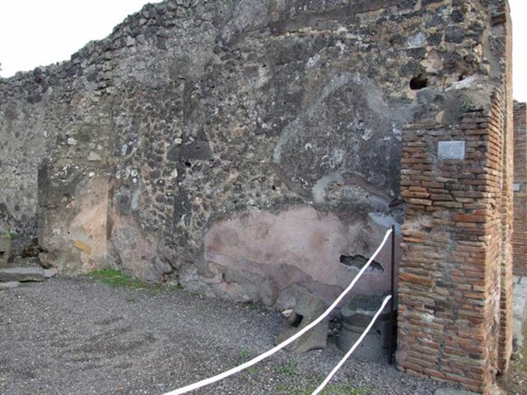 IX.2.4 Pompeii. December 2007. South wall of shop.